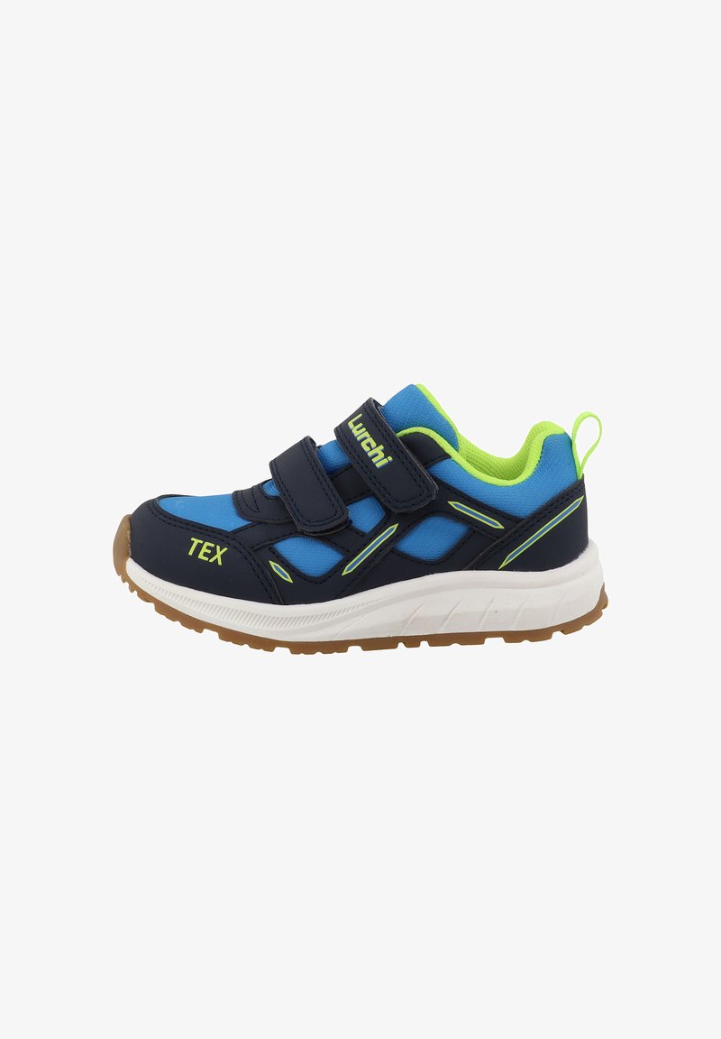 Chaussure de sport bleue avec dessus synthétique bleu marine et accents vert citron, dotée de deux bandes Velcro, d'une semelle rembourrée et d'une semelle extérieure en caoutchouc texturé.