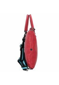 Borsa in pelle rossa con superficie strutturata, dotata di manici corti e di una tracolla removibile con strisce blu e nere. Vista laterale mostrata.
