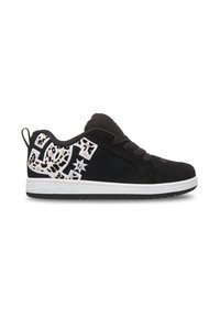 Sneaker en daim noir avec semelle blanche, ornée d'un motif léopard et d'accents de logo en blanc et marron sur le côté.
