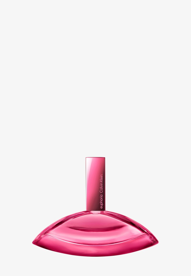 Rosa Calvin Klein Euphoria Parfümflasche mit abgerundetem, gebogenem Boden und vertikalem rechteckigem Verschluss auf weißem Hintergrund.
