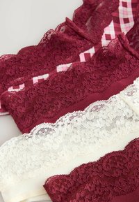 Lace-borduurde stofstrips in bordeaux en wit, met een gestructureerd ontwerp. Inclusief een geruit roze patroon. Zachte, vloeiende materialen.