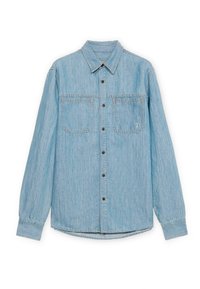 Camisa de mezclilla azul claro de manga larga con cierre frontal de botones y dos bolsillos en el pecho sobre fondo blanco.