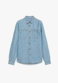 Camisa de mezclilla azul claro de manga larga con cierre frontal de botones y dos bolsillos en el pecho sobre fondo blanco.