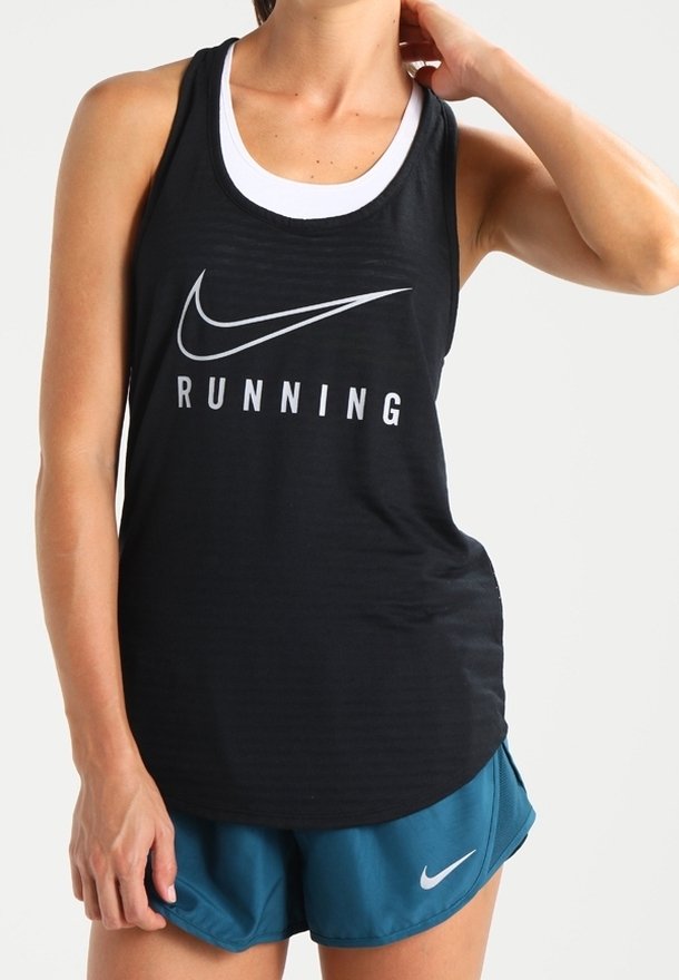 Canottiera nera da atletica con testo bianco "RUNNING" e logo Swoosh Nike. Indossata sopra uno strato bianco, abbinata a pantaloni corti turchesi. Texture liscia.