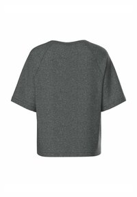 Pelēks īsām piedurknēm svārki ar brīvu piegriezumu, izgatavots no mīksta auduma, ar ribotu apaļu kakla izgriezumu un raglāna piedurknēm.