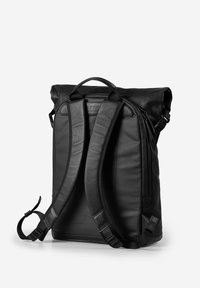 Schwarzer Roll-Top-Rucksack aus robustem Leder mit verstellbaren, gepolsterten Trägern, einem oberen Griff und eleganten Reißverschlussdetails.