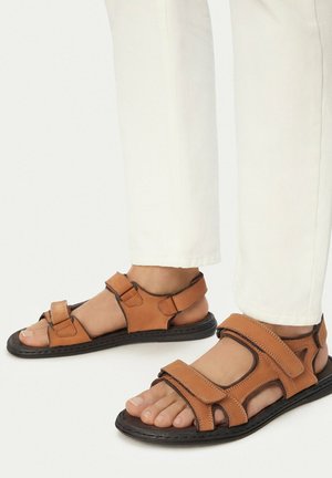 Lasocki, LASOCKI MEN'S SANDALS BROWN - Trekkingsandale - brown