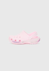Roze klompe iz lahkega materiala z ventilacijskimi odprtinami, zadaj pa imajo trak in sijoč, barvit poudarek na podplatu.