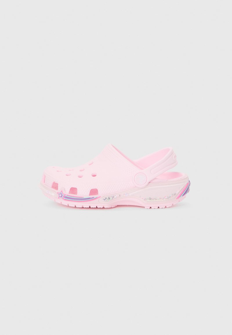 Tamancos cor de rosa feitos de material leve, com furos de ventilação, uma alça traseira e um detalhe brilhante e colorido na sola.