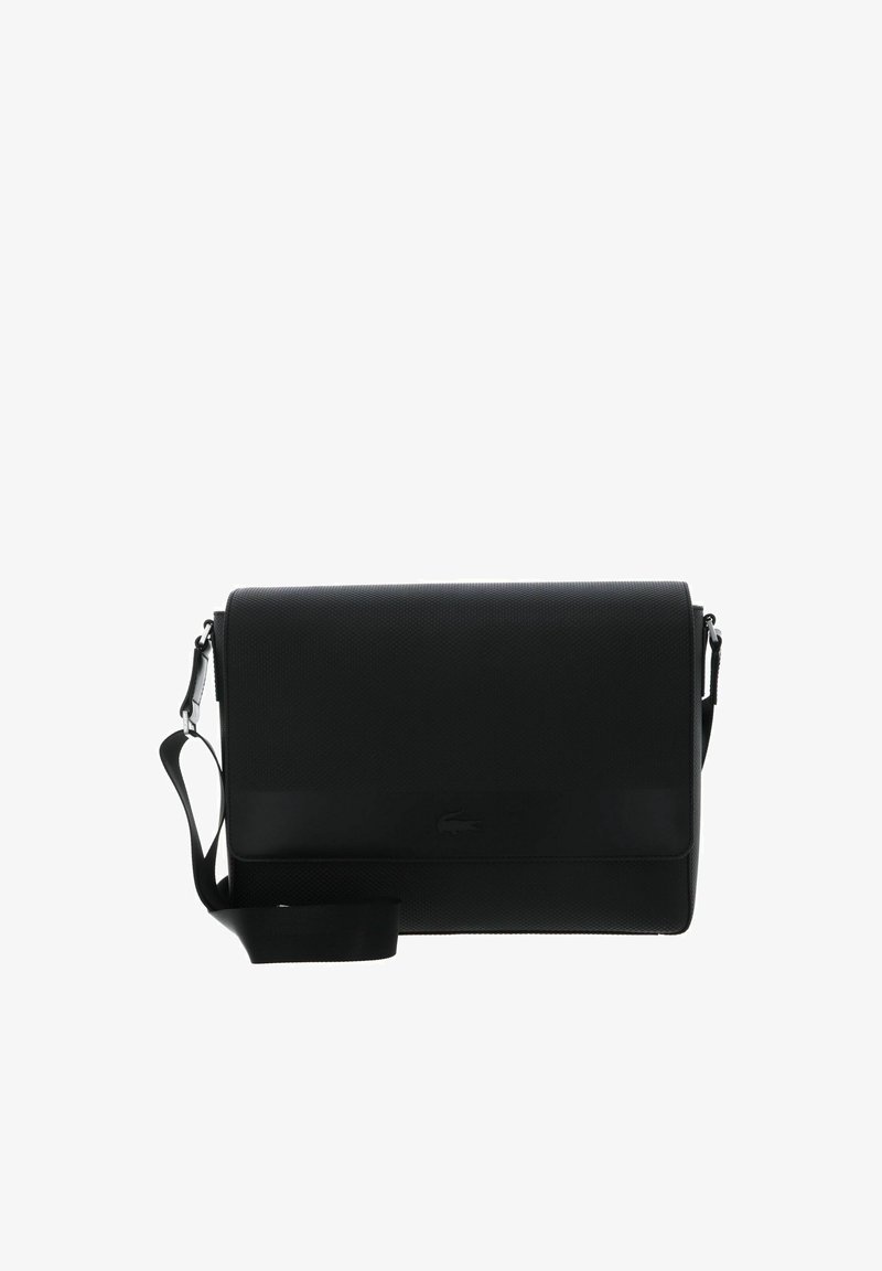 Sac messager noir en matériau texturé, doté d'un rabat de fermeture, d'une bandoulière ajustable et d'un détail logo sur le devant.