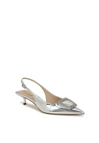 Décolleté argentate con punta affilata, finitura lucida in vernice e una fibbia quadrata decorata con strass sul collo del piede.