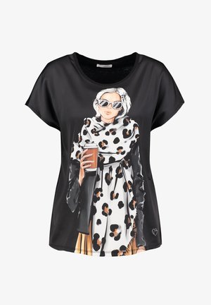 Camiseta gráfica negra con ilustración de una mujer con gafas de sol, una bufanda de estampado de leopardo y una bebida. Tejido suave con mangas cortas.