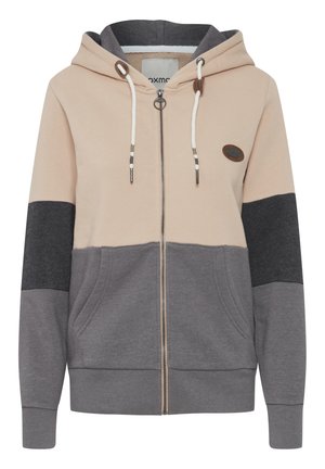 Felpa con cappuccio e zip in blocchi di colore beige, grigio e grigio scuro. Presenta cordini, tasche laterali e un logo decorativo sul petto.