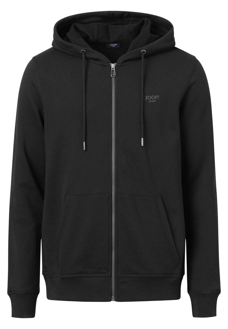 Sudadera con cremallera negra que cuenta con una cremallera frontal, capucha con cordón, dos bolsillos frontales y un sutil logo en el pecho. Está hecha de una tela suave.