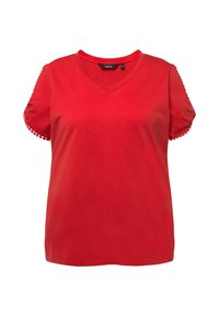 Camiseta de algodón roja con escote en V, mangas cortas con bordes ondulados y un corte relajado. Textura suave, sin patrones ni gráficos visibles.