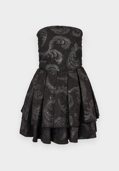 Schwarzes trägerloses Kleid mit einem gestuften Rock, das ein Jacquard-Muster mit silbernen Paisleymotiven aufweist. Textilstruktur, taillierter Oberteil.