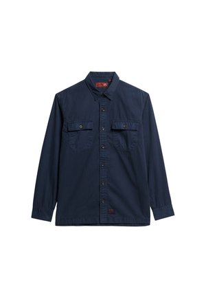 Granatowa koszula z długim rękawem i kołnierzykiem zapinanym na guziki. Posiada dwie kieszenie na piersi oraz brązowe guziki. Wykonana z miękkiej bawełny o gładkiej teksturze.