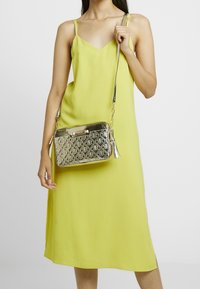 River Island Bandolera - gold-coloured