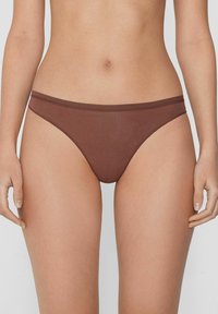 Brauner Bikini-Slip aus Stoff mit dünnem elastischem Bund, glatter Textur und minimalem Bedeckungsdesign. Keine sichtbaren Muster oder Verzierungen.