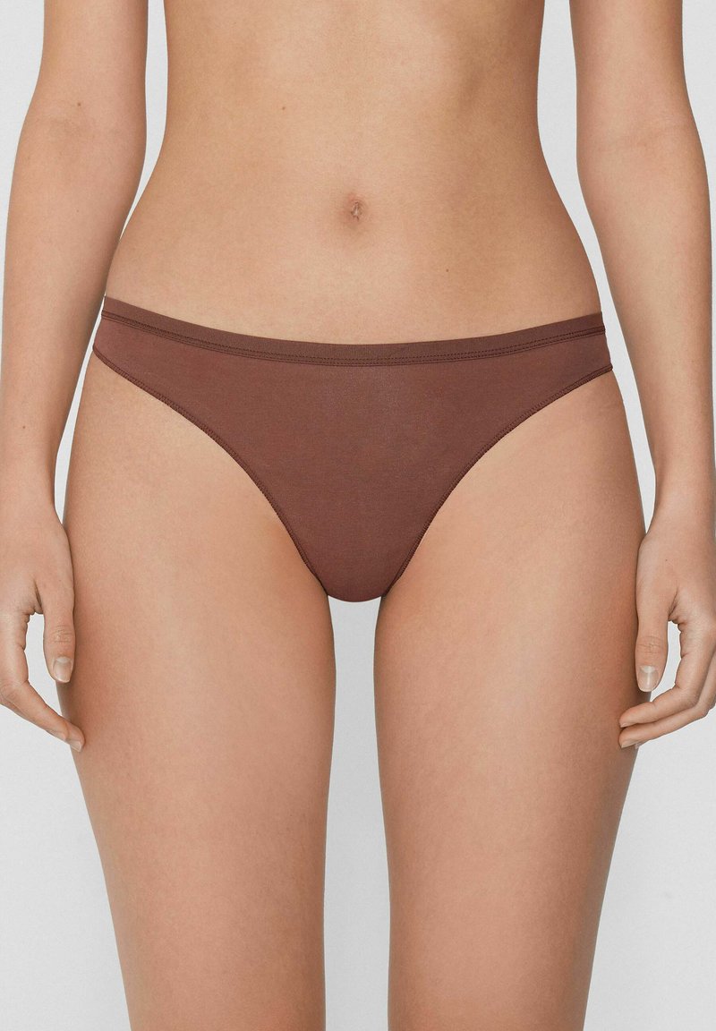 Brauner Bikini-Slip aus Stoff mit dünnem elastischem Bund, glatter Textur und minimalem Bedeckungsdesign. Keine sichtbaren Muster oder Verzierungen.