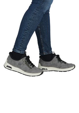 Rieker Baskets basses - grau