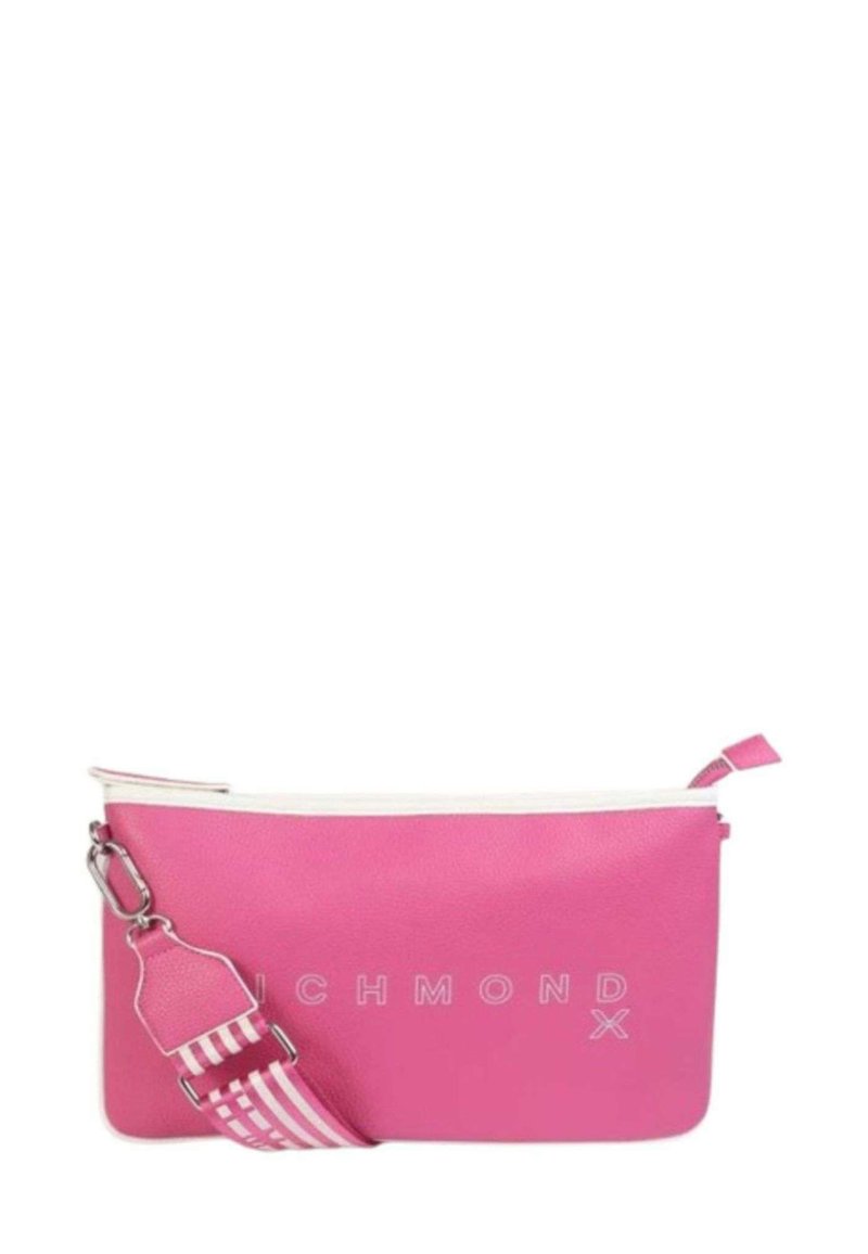 Borsa sintetica rosa con zip bianca, dotata di una tracolla a righe e del logo in rilievo "RICHMOND X" sul davanti. Texture liscia.