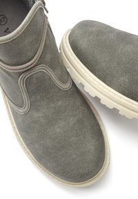 Graue Textil-Ankle-Boots mit glatter Oberfläche, runder Zehenpartie, beiger, dicker Sohle und dezenten Nähdetails entlang des Schafts.