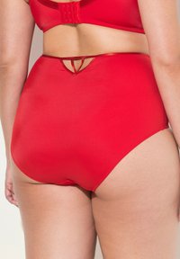 Hoge taille rode onderbroek met een gladde textuur, voorzien van een uitsnijding aan de achterkant en een subtiele glanzende accent langs de randen.