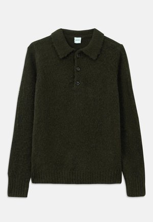Suéter de punto verde oscuro con cuello, tapeta de cuatro botones, tejido texturizado, puños y dobladillo acanalados, que ofrece una apariencia acogedora.