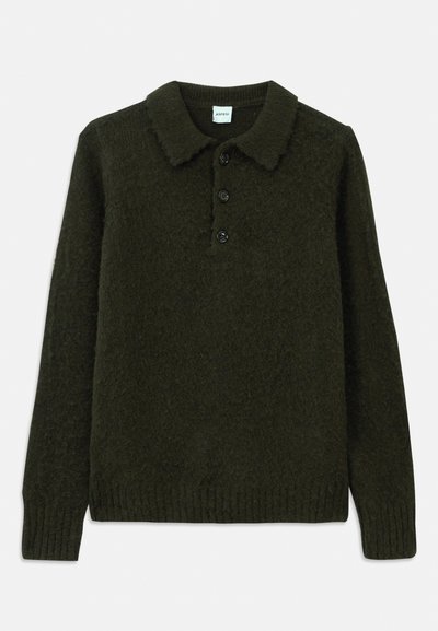 Dunkelgrüner Strickpullover mit Kragen, vier Knopfblenden, strukturiertem Stoff sowie gerippten Bündchen und Saum, der ein gemütliches Erscheinungsbild bietet.