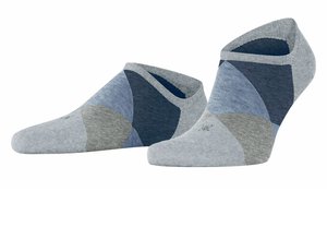 Szare skarpetki z geometrycznymi wzorami w odcieniach niebieskiego i szarego, o niskim kroju i miękkiej strukturze materiału.