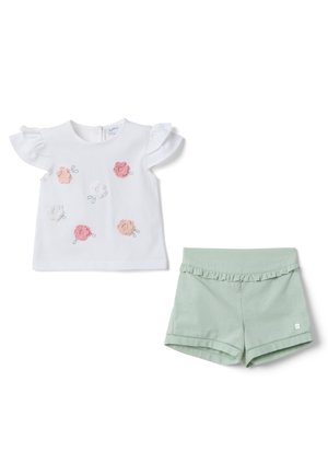Witte top met korte mouwen voor peuters, met geborduurde roze en perzikkleurige bloemen, gecombineerd met lichtgroene short met ruches op een witte achtergrond.
