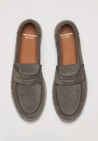 Grå ruskinds loafers med syede detaljer, glat tekstur og slip-on design. Har en kontrasterende beige gummisål. Fremstillet i Spanien.