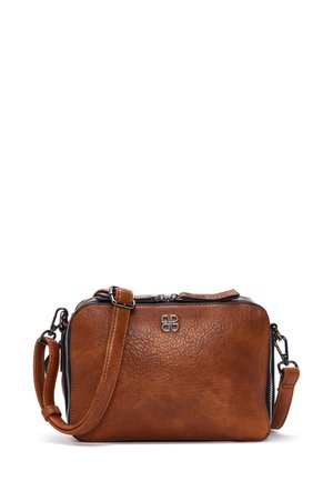 Sac bandoulière en cuir marron avec une texture en relief, fermeture éclair, bandoulière amovible et logo métallique à l'avant. Forme rectangulaire compacte.