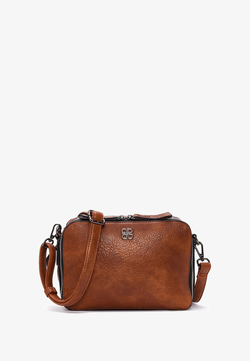 Borsa a tracolla in pelle marrone con texture a granuli, chiusura con zip, tracolla rimovibile e logo metallico sul davanti. Forma rettangolare compatta.