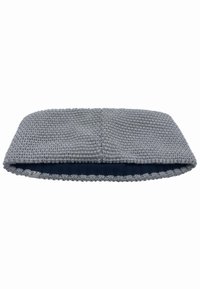 Knit headband in light grey with a textured outer layer and a dark blue fleece lining, designed for comfort and warmth.