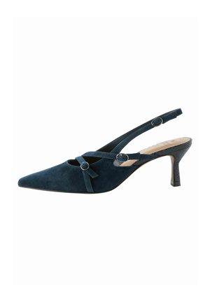 Escarpin slingback bleu marine en daim avec talon kitten, bout pointu et deux petites boucles argentées sur le pied et la cheville.