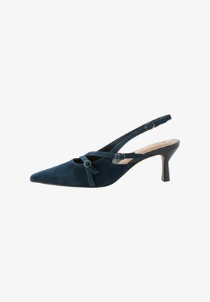 Granatowe zamszowe sandały typu slingback na niskim obcasie kitten heel, z szpiczastym noskiem i dwoma małymi srebrnymi klamrami na stopie i kostce.