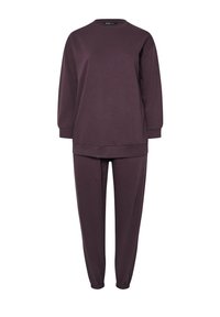Das lila Loungewear-Set besteht aus einem langärmligen Oberteil mit Rundhalsausschnitt und passenden, anliegenden Jogginghosen mit elastischen Bündchen, gefertigt aus einem weichen Stoff.