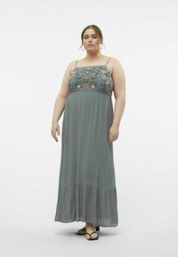Vero Moda Curve SINA LANGES - Vestito lungo - laurel wreath