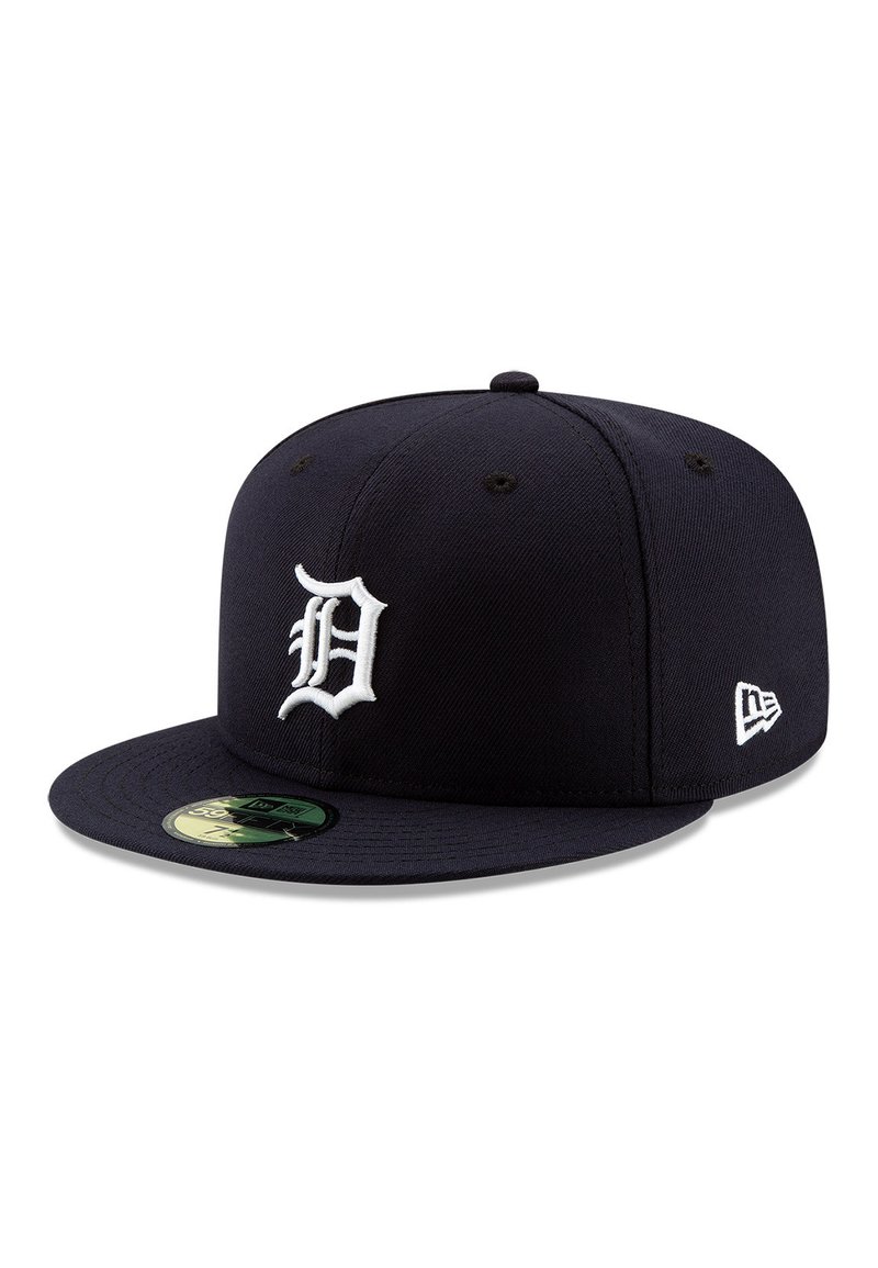 Gorra de béisbol azul marino con visera plana, que presenta un logotipo "D" bordado en blanco en relieve en la parte frontal y un logotipo pequeño en el lateral, fabricada en tela.