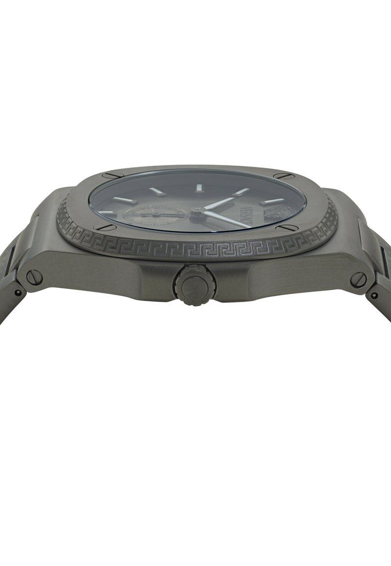 Roestvrijstalen horloge met een zwarte wijzerplaat, zilveren wijzers en uurmarkeringen. Heeft een gestructureerde bezel en kroon. Het ontwerp van de armband complementeert de kast.