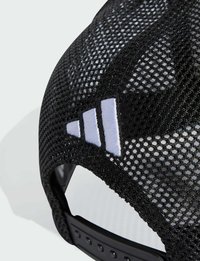 Schwarze Mesh-Cap mit strukturiertem Design, ausgestattet mit einem weißen gestickten Logo und einem verstellbaren schwarzen Riemen auf der Rückseite. Leicht und atmungsaktiv.