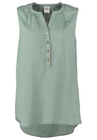 Blouse sans manches vert clair avec encolure ronde, petits plis au col, quatre boutons dorés sur le devant et ourlet arrondi plus long à l'arrière.