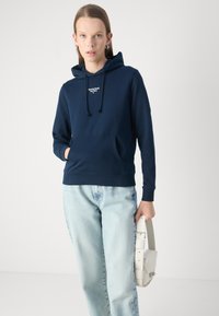 Tommy Jeans ESSENTIAL LOGO HOODIE - Sudadera - dark night navy