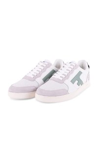Zapatillas blancas con detalles en ante gris, textura perforada, logo verde en el lateral y cordones blancos. Suela de goma.