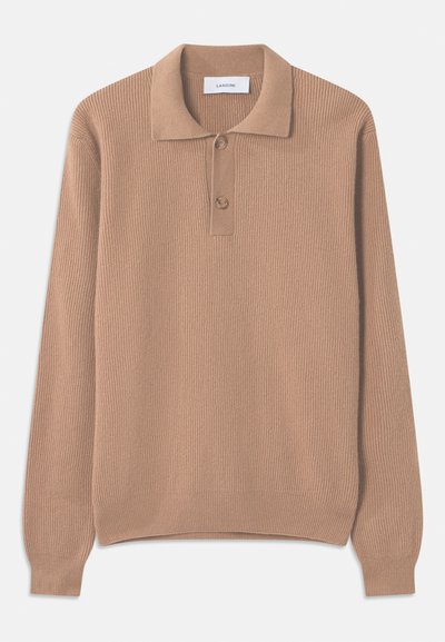 Beżowy sweter z prążkowanego materiału z długimi rękawami, kołnierzykiem polo i dwoma guzikami przy zapięciu. Miękka faktura i prosty krój dołu.
