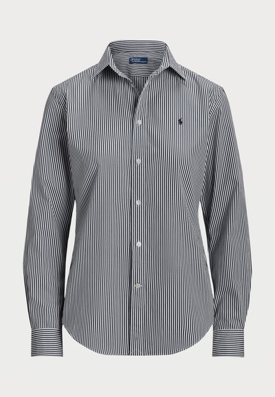 Chemise à boutons rayée présentant des rayures verticales bleu marine et blanches, manches longues, col pointu et un petit logo sur la poitrine.