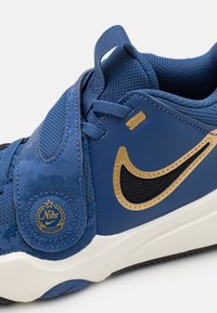 Nike Performance TEAM HUSTLE 11 UNISEX - Zapatillas de baloncesto - mystic navy/black/pale ivory/metallic gold