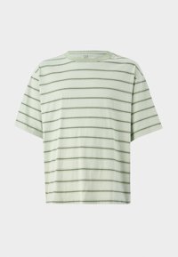 Camiseta de rayas verdes con mangas cortas. Las rayas verticales y horizontales alternan en un tejido suave y texturizado. Diseño de cuello redondo.